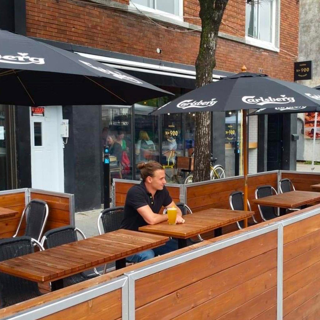 La terrasse du bar le über sur la rue Fleury