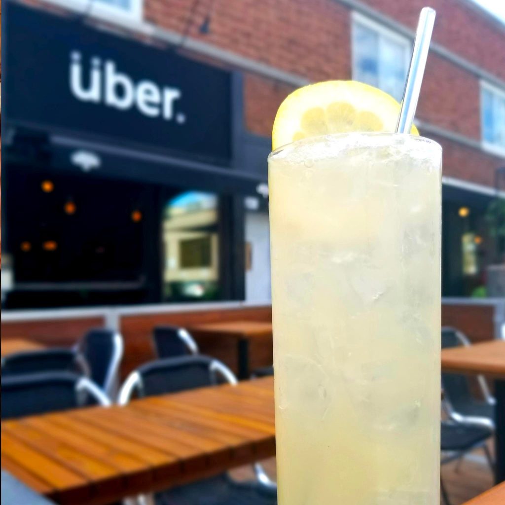 Cocktail glacé au citron sur la terrasse du bar le über