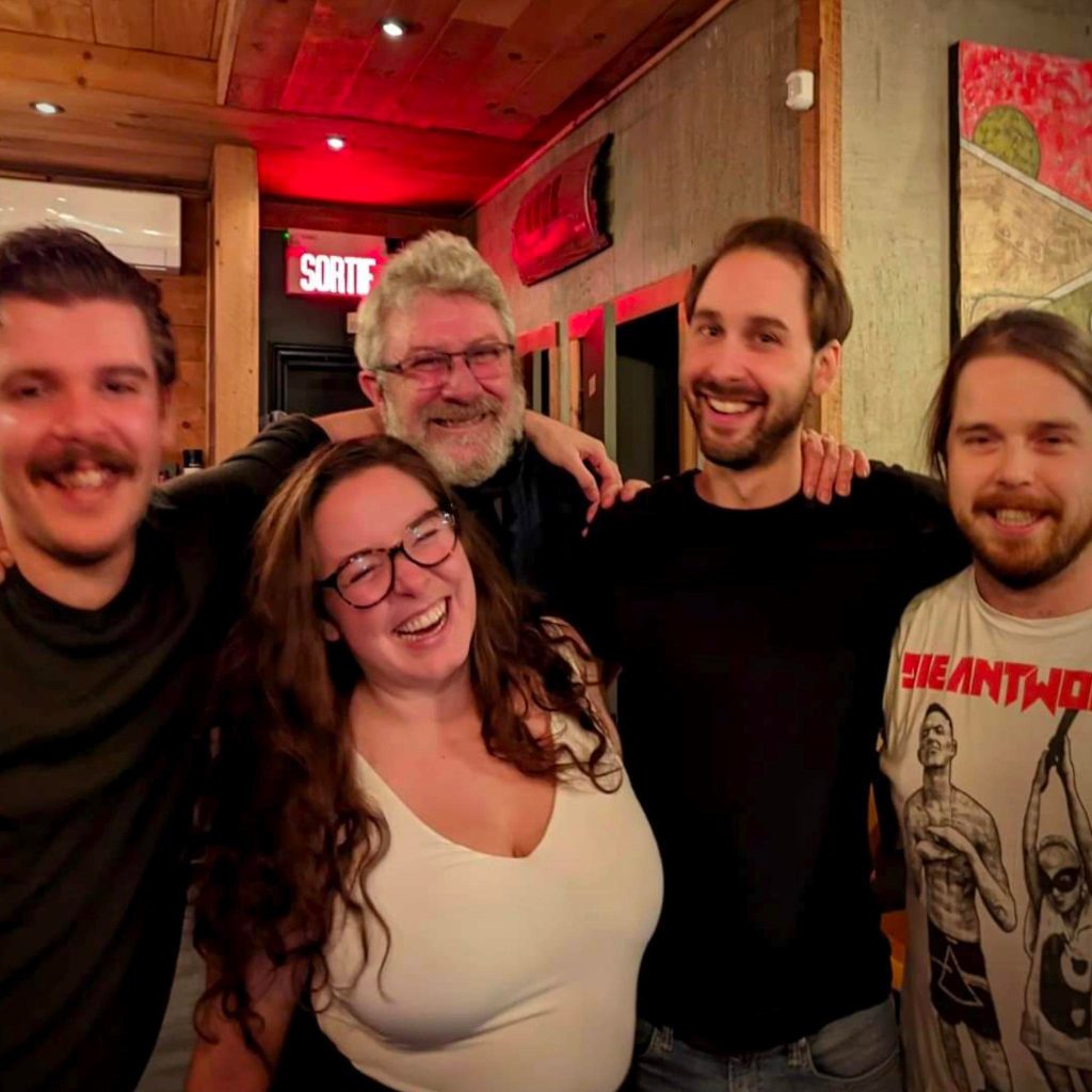 L’équipe du bar le über, tout sourire